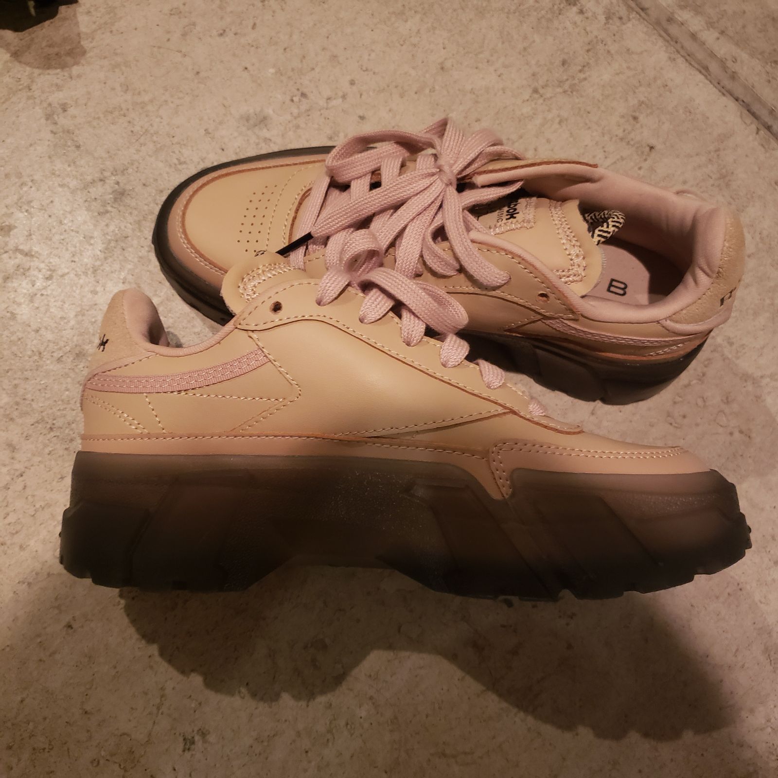 未使用品&レア【 Reebok リーボック スニーカー 23センチ レディース】 スニーカー レディース 23センチ Reebok リーボック ベージュ ご