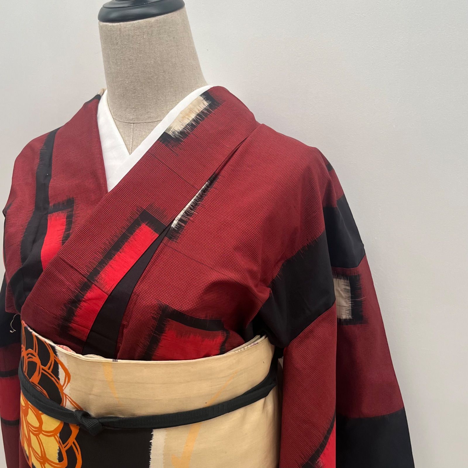 アンティーク着物　正絹　金紗縮緬　赤い着物 振袖 正絹 着物 単品 仕立て上がり ラメ 金駒縫 赤色 NO39608