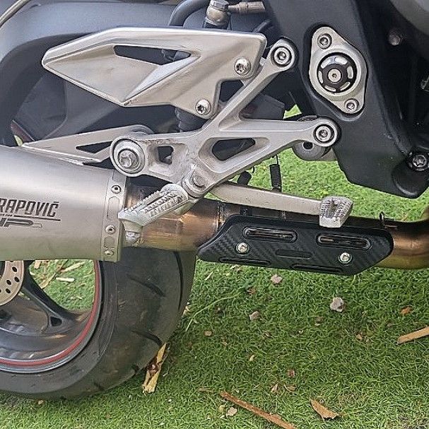 Triumph ヒートシールドカバー マフラー プロテクターガード トライアンフ スクランブラー1200 新品 バイクパーツ Triumph ヒートシールドカバー マフラー プロテクターガード