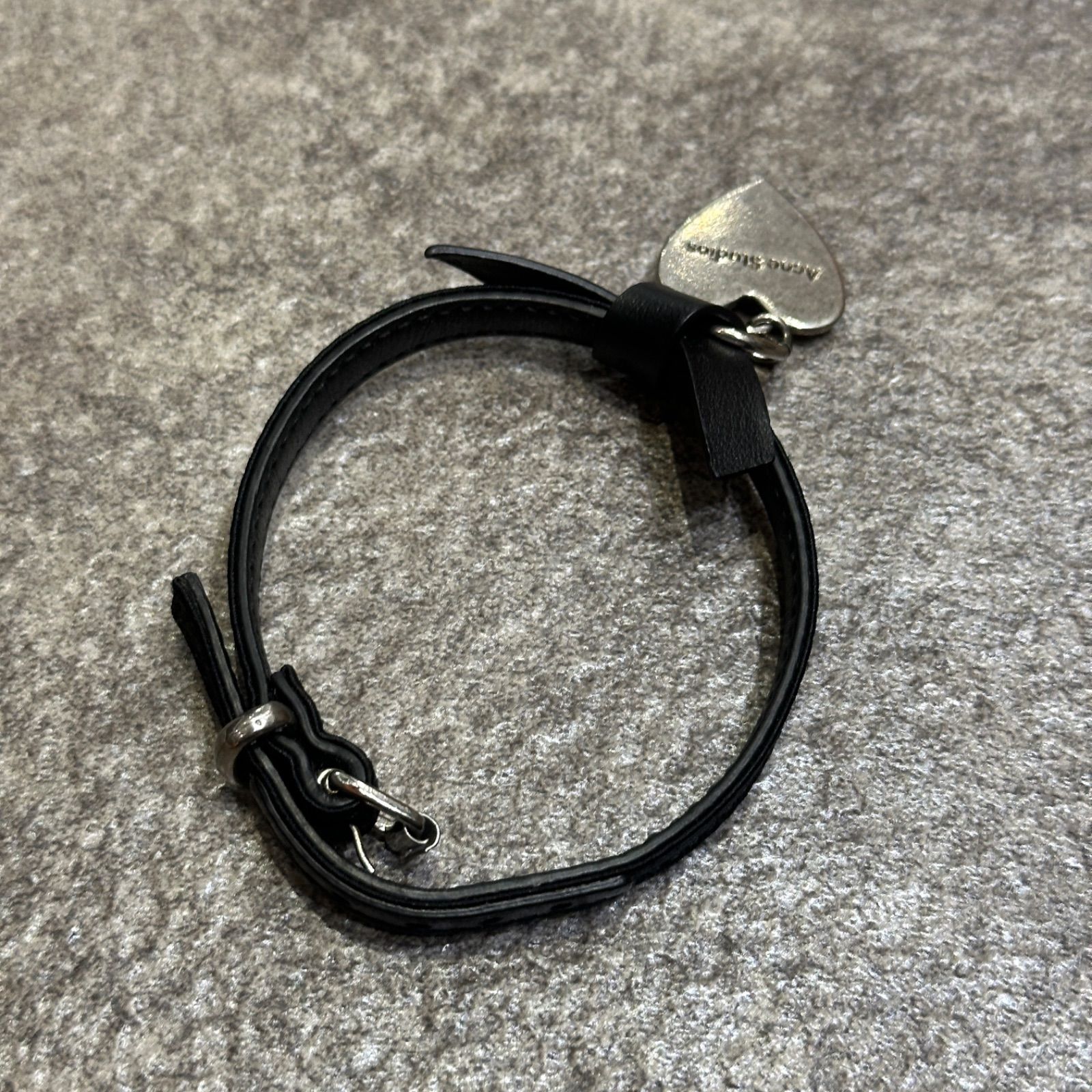 国内正規 Acne Studios ハート チャーム レザー ブレスレット アクネ