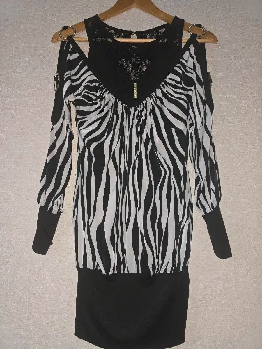 姉ギャル ヴィンテージ ゼブラ パータン ショルダー スリット ブラック ミニ ONE PIECE