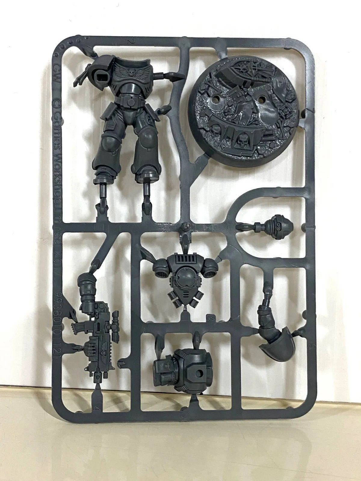 新品未開封品】【未組立てフィギュア付】ウォーハンマー40000 イントロ