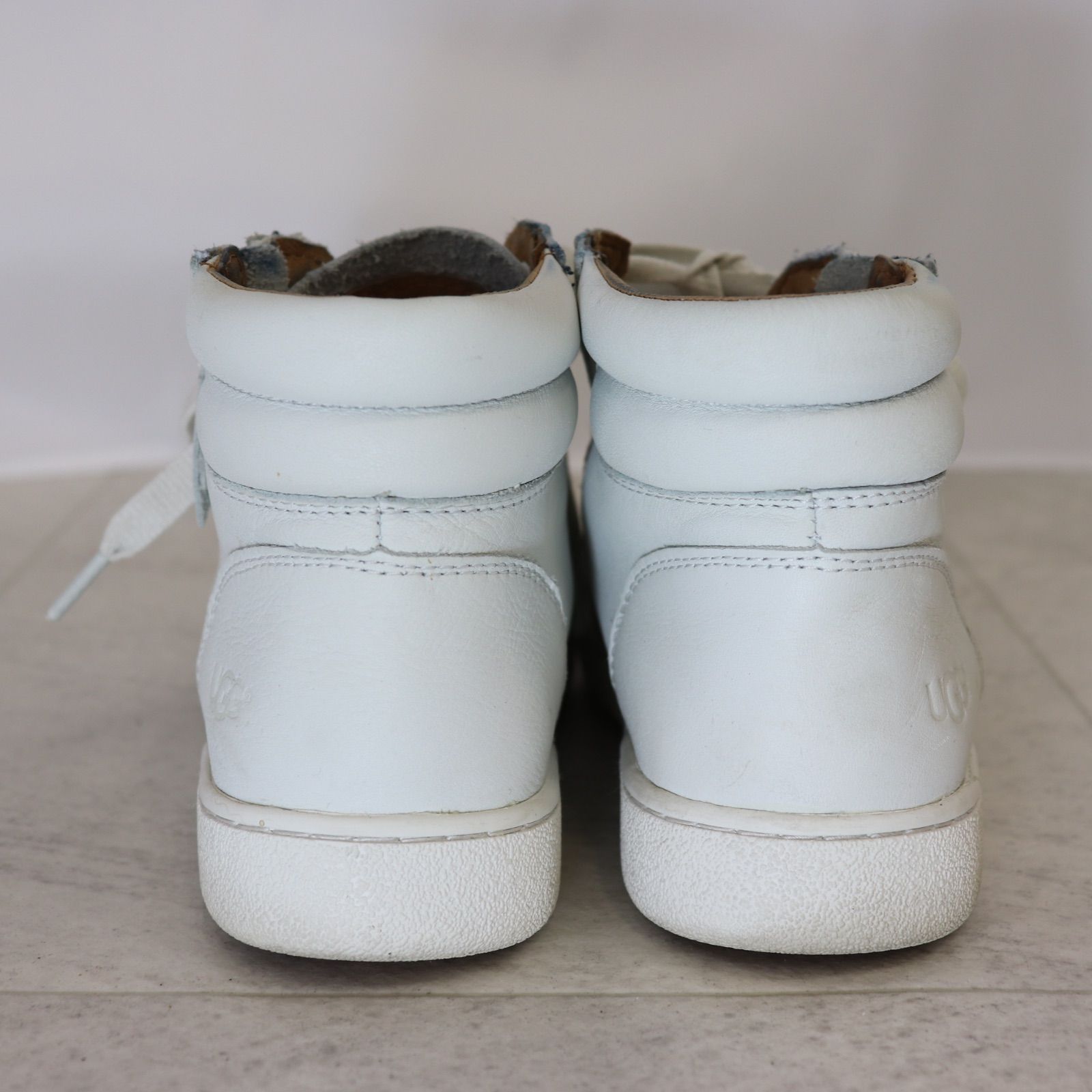 未使用級 UGG アグ 24cm ハイカットスニーカー レザー サイドジップ 即日発送】UGG アグ レザー スニーカー 白 サイドジップ