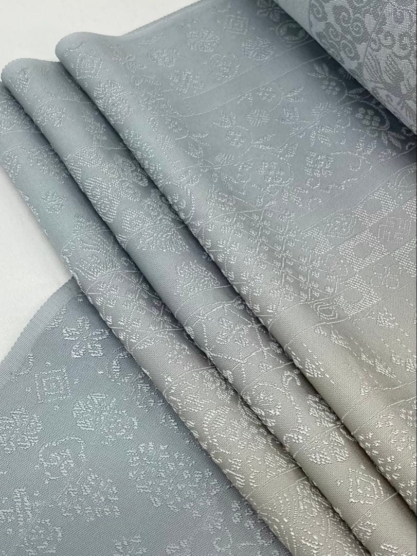 無地小紋 唐織 名物裂 紋意匠 縦ぼかし 八掛付き 正絹 反物 無地小紋 唐織 名物裂 紋意匠 縦ぼかし 八掛付き 正絹 反物 - メルカリ