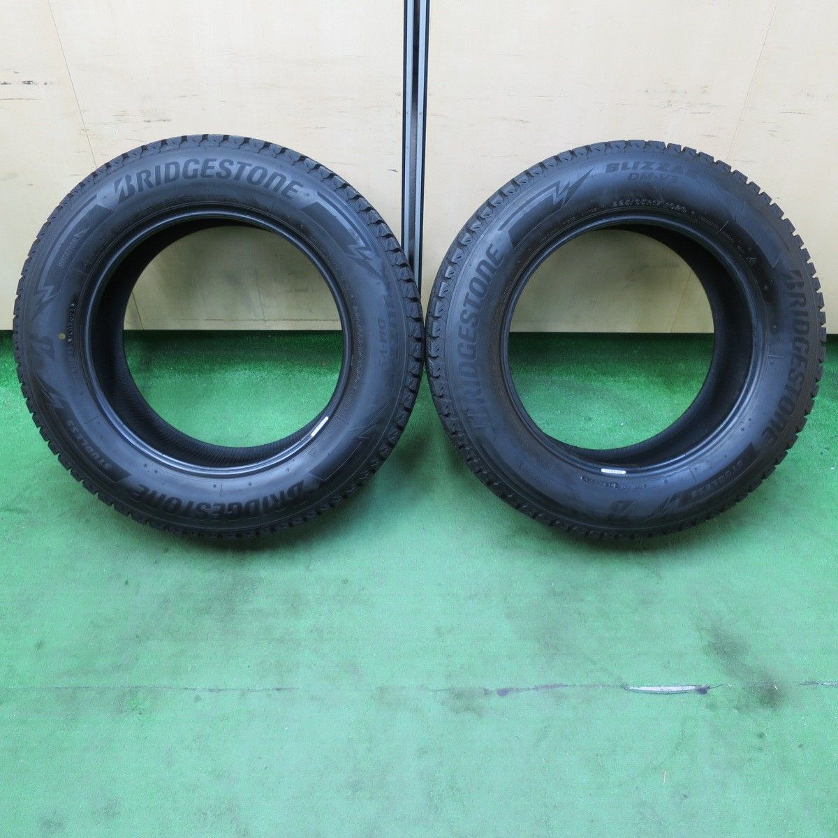 ブリヂストンスタッドレスタイヤ225/65R17 佳い 22年製 バリ溝 