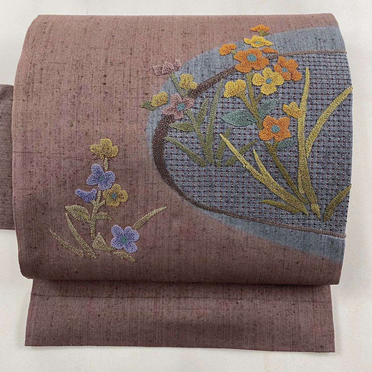 名古屋帯 美品 秀品 紬地 草花 相良刺繍 汕頭刺繍 灰紫 正絹 【中古 