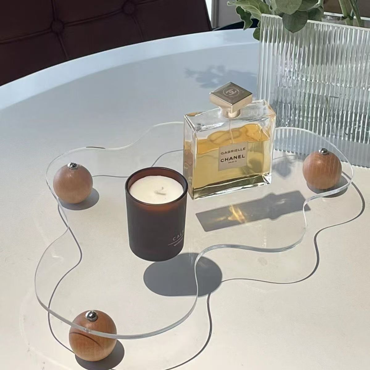 小物置き ディスプレイトレイ インテリアトレイ 透明 アクリル 木製 脚付き トレイ トレー アシンメトリー 北欧 シンプル かわいい モダン おしゃれ インテリア雑貨 アクセサリー 化粧品 香