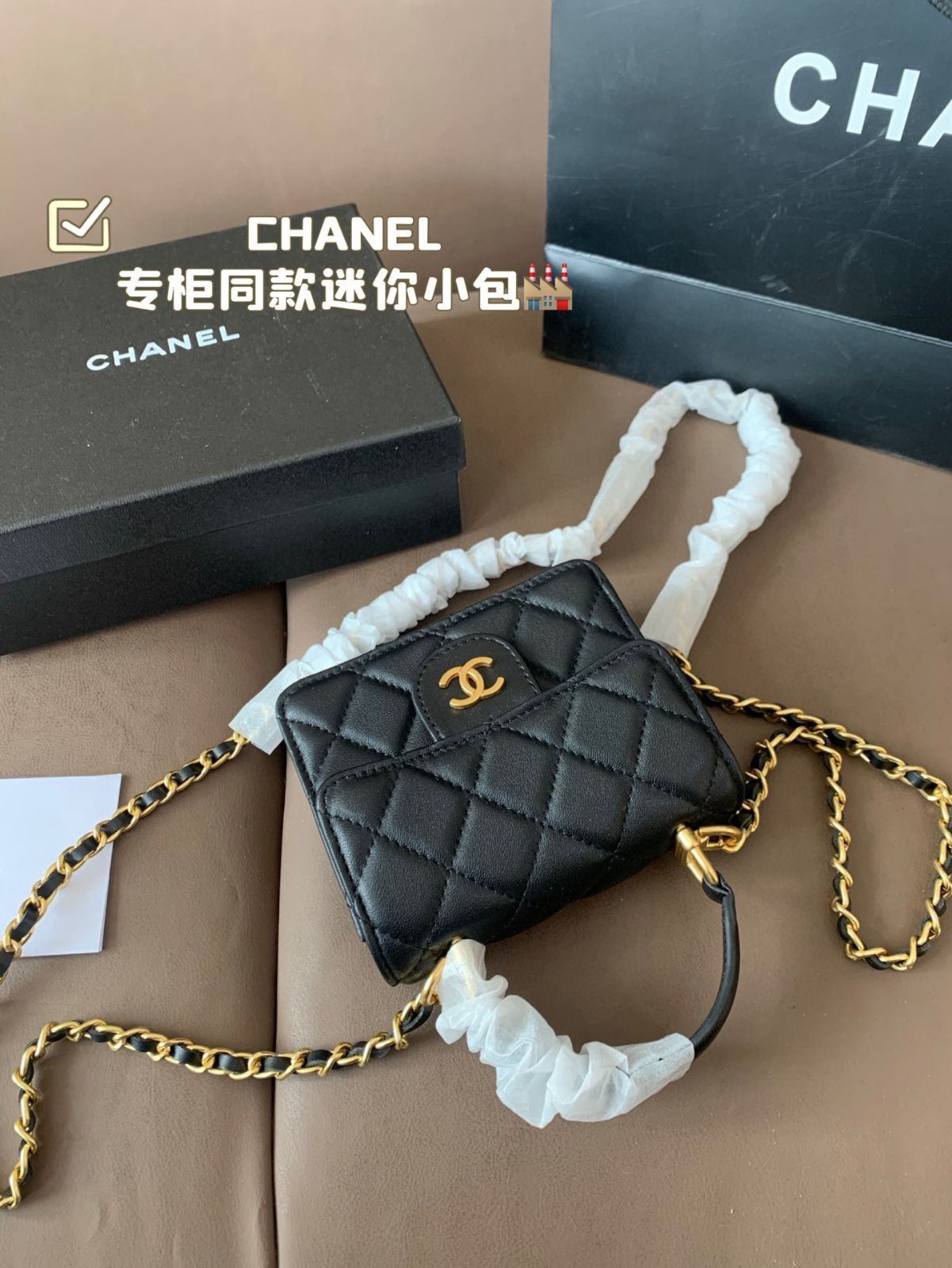 P1615 箱を配する💥CHANELのコーナーにある同じミニポーチ