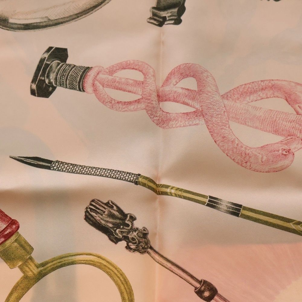 美しい道具が描かれたHermesNous Sommes Inseparables90スカーフ Nous Sommes Inseparables scarf 90 | Hermès Mainland China