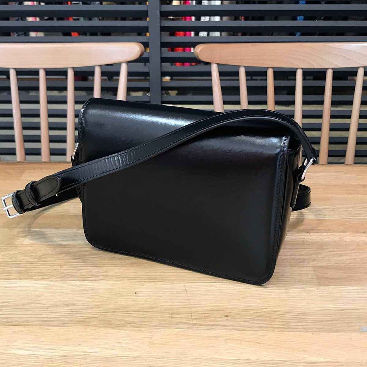 新品同様】セリーヌ ティーントリオンフ ショルダーバッグ シャイニー