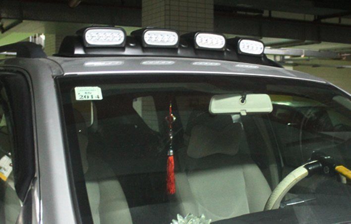 LEDルーフスポットライト1個 オフロードカーにおすすめ 後付けカスタム改造パーツ