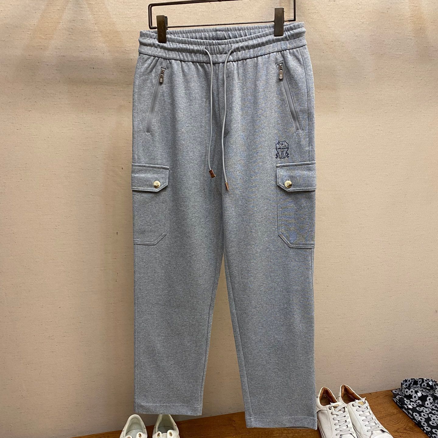 グレーM～3XL ブルネロクチネリ メンズカーゴジョガーパンツ ドローストリング付き ジップポケット カジュアルスウェットパンツ