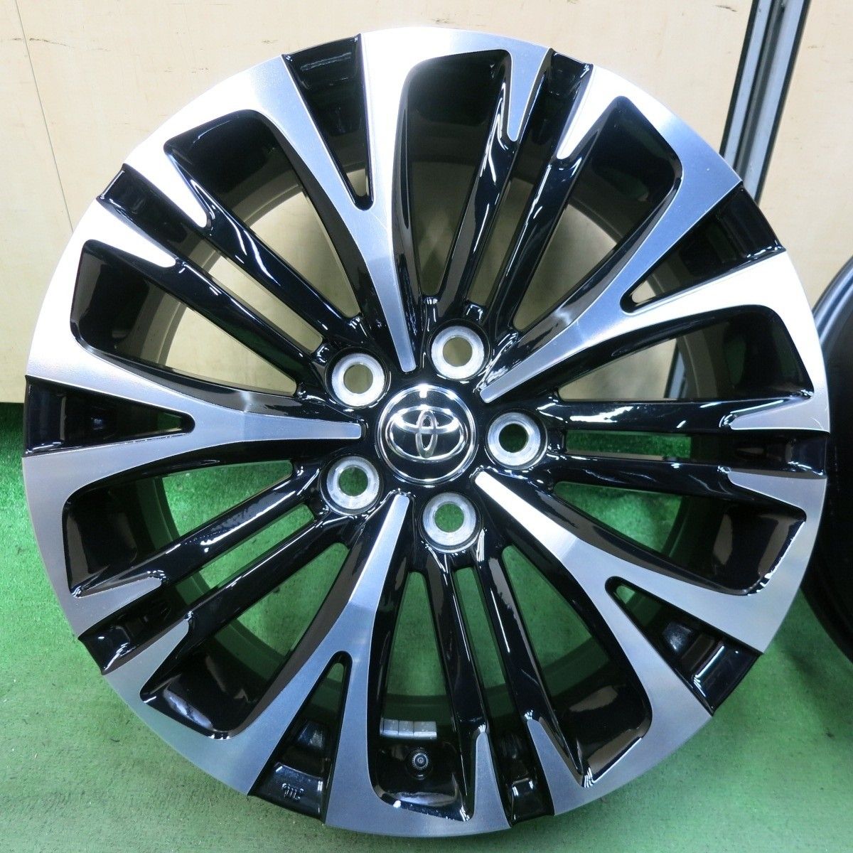 新車外し 1本 トヨタ ヤリスクロス Z 純正 ホイール 18インチ 18×7J PCD114.3 5H 5072305SYホ 1