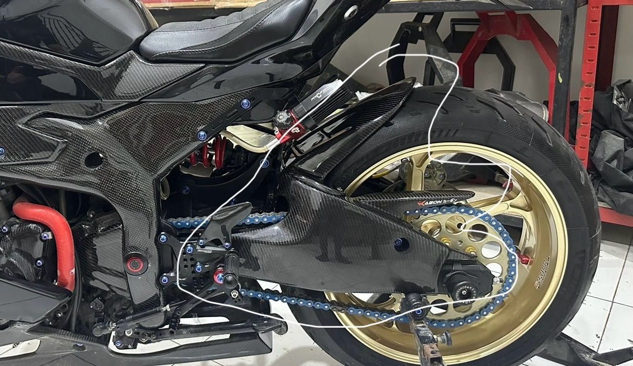ZX25R カーボンリアフェンダースイングアム(ZX6R風) - メルカリ