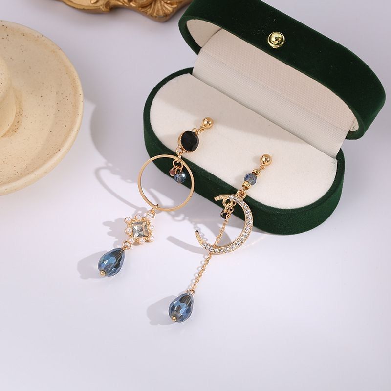 アシンメトリーピアス イヤリング ビジューピアス 月モチーフ