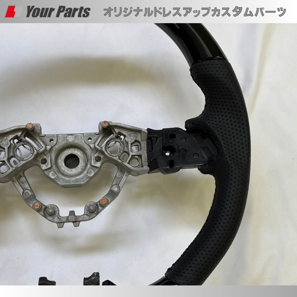 スタイリッシュなD型ステアリング ピアノブラック