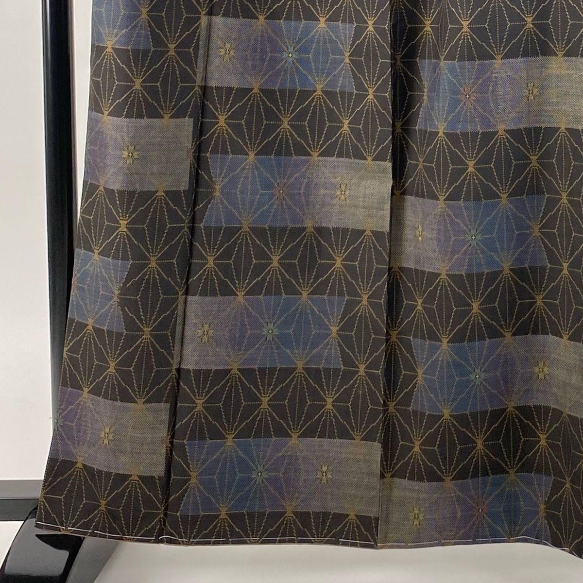 紬 身丈163.5cm 裄丈67.5cm L 袷 麻の葉 横段 墨色 正絹 秀品