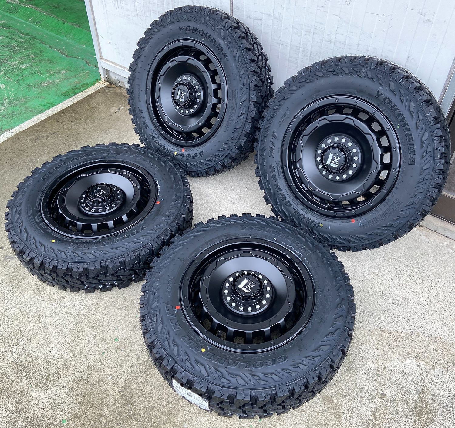 タイヤホイールセット 16インチ シエラ JB74 YOKOHAMA GEOLANDAR MT ヨコハマ ジオランダー G003 215/70R16  or 225/75R16 マッドタイヤ オフロードカスタム LEXXEL SwaGGer マッドブラック - メルカリ