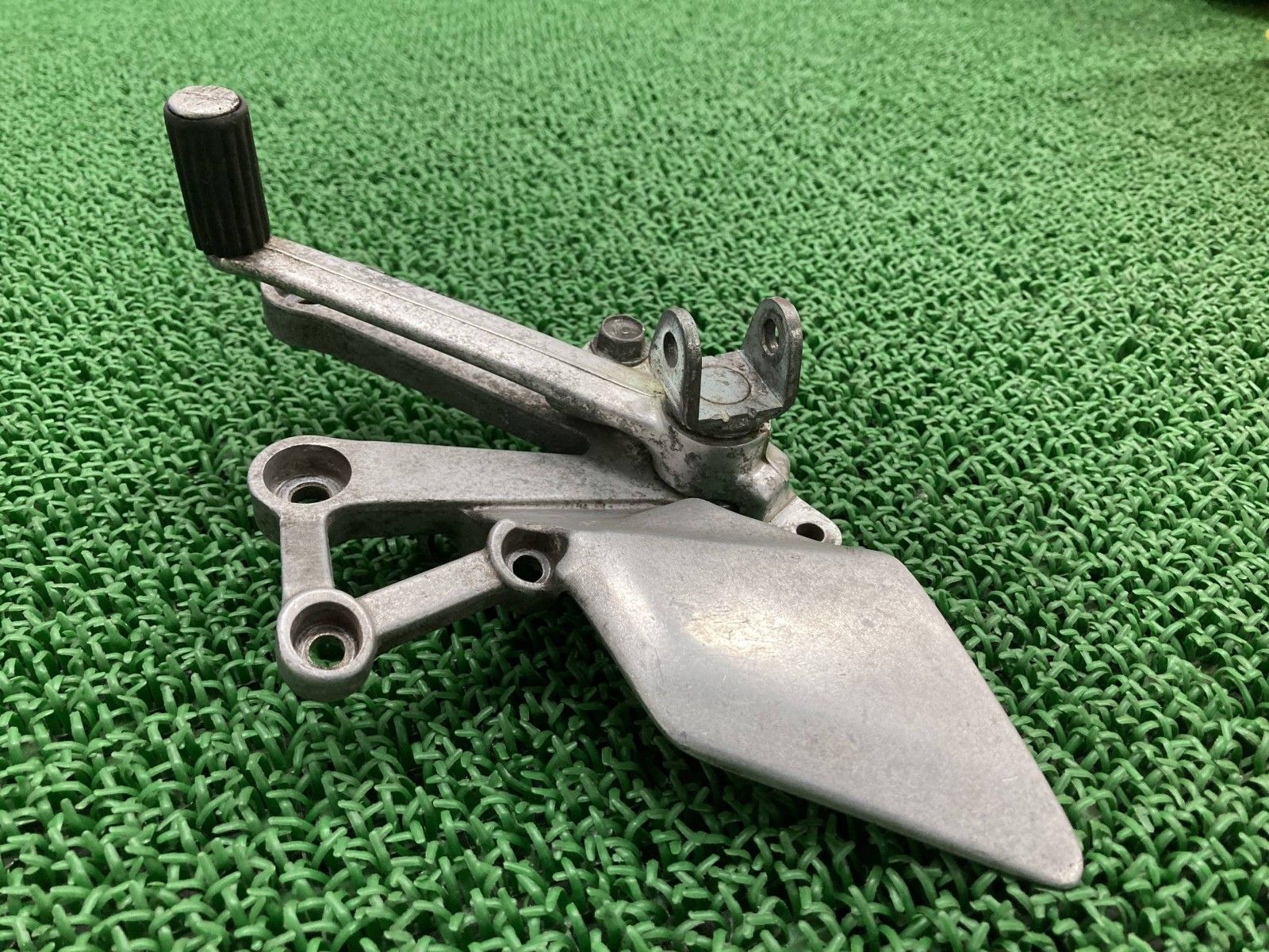 NSR250R ステップ 右 KV3-M ホンダ 純正 バイク 部品 MC18 ブレーキペダル 修復素材やペイント素材に 品薄 品 lS