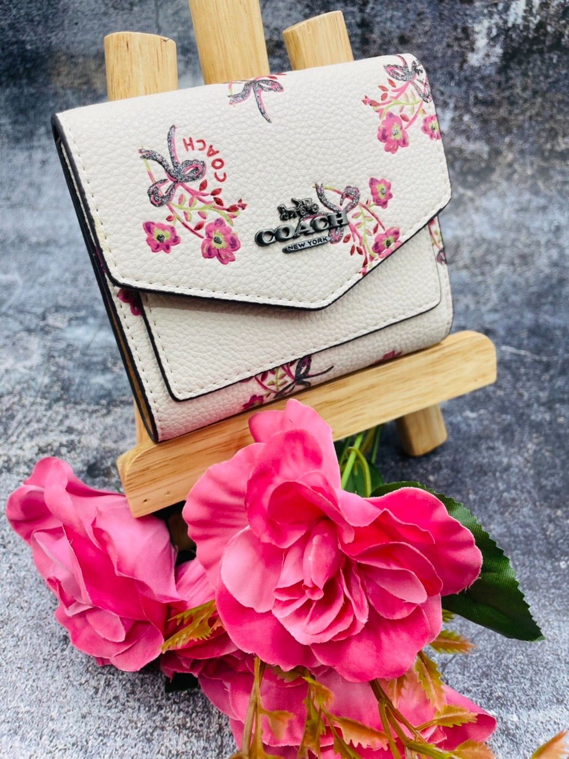 新作 新品 COACH 折り財布 花柄 フラワー - 折り財布