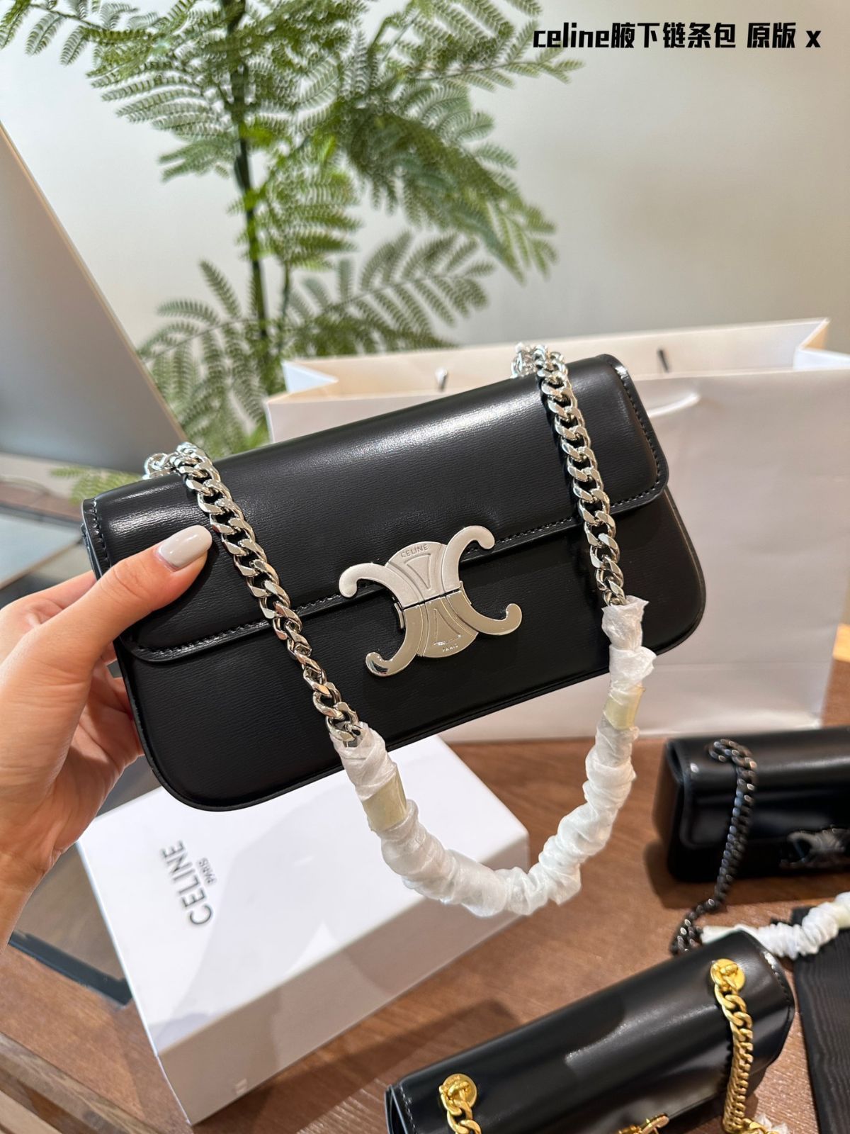 CELINE Small Triomphe レザー ショルダーバッグ 楽天市場】CELINE セリーヌ CLASSIQUE TRIOMPHE Shoulder Bag