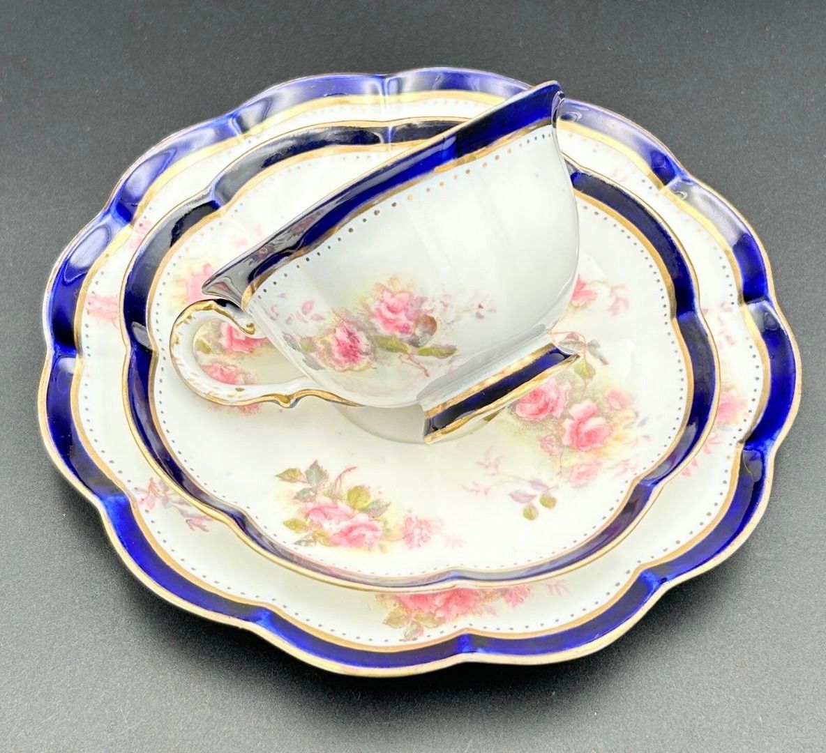 George Jones - Sons ジョージ ジョーンズ トリオ アンティーク 英国製 コバルト金彩 薔薇文 波打つ縁 優美なデザイン 1900年代初期頃 F032 WWW_IBETON_RU