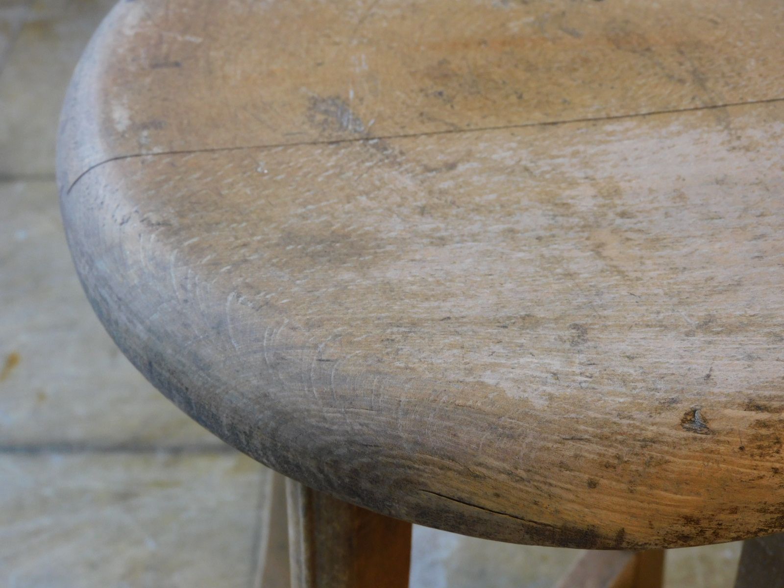 ふるい木味 丸椅子 スツール HK-a-05483 木製 古道具 アンティーク ブナ ビーチ 無垢材 シャビー ヴィンテージ イス チェ MARWIL-DEMENAGEMENTS_CH