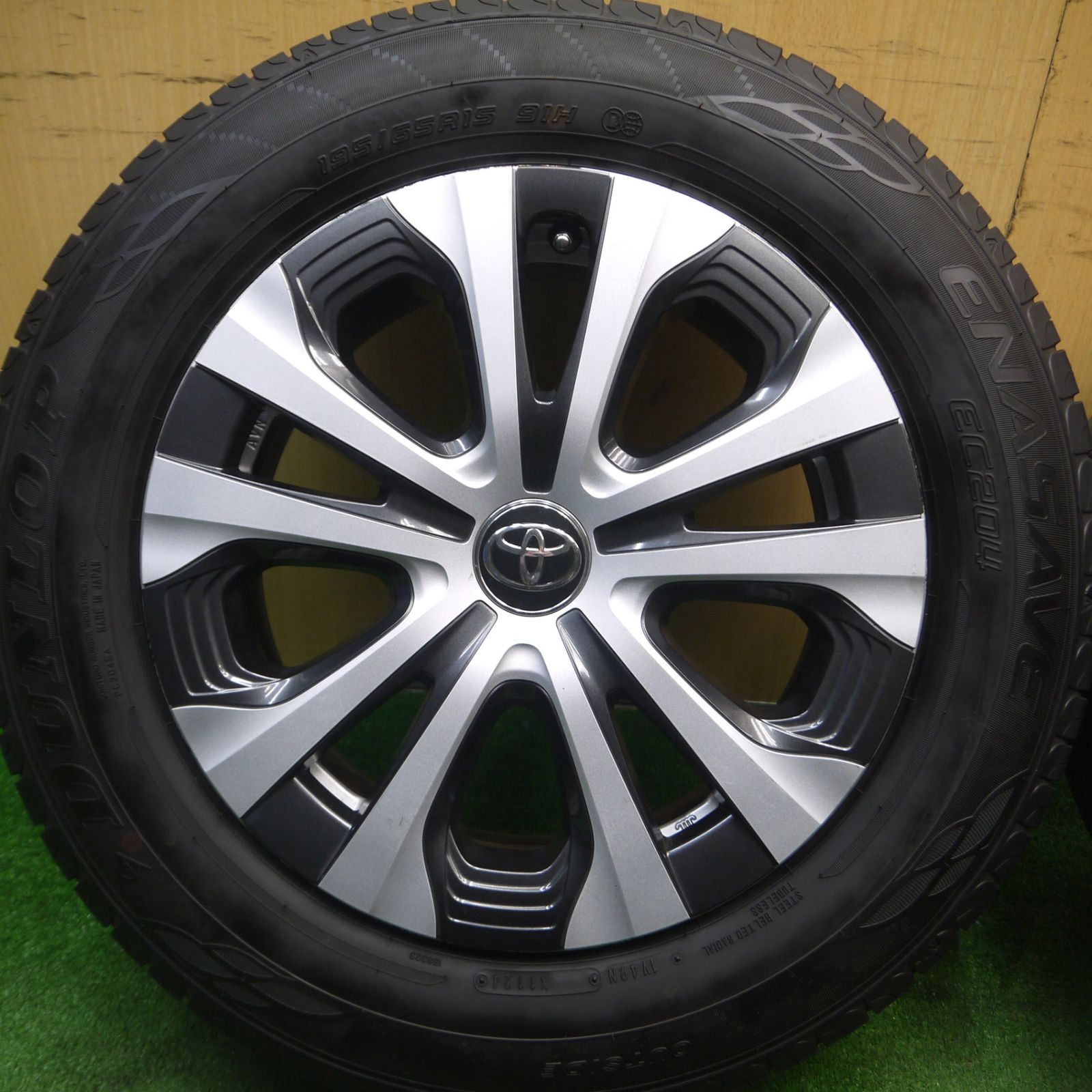 50プリウス用　バリ山　ダンロップ195/65R15 送料無料] バリ溝！24年！9.5分☆トヨタ 50系 プリウス 後期 純正 195