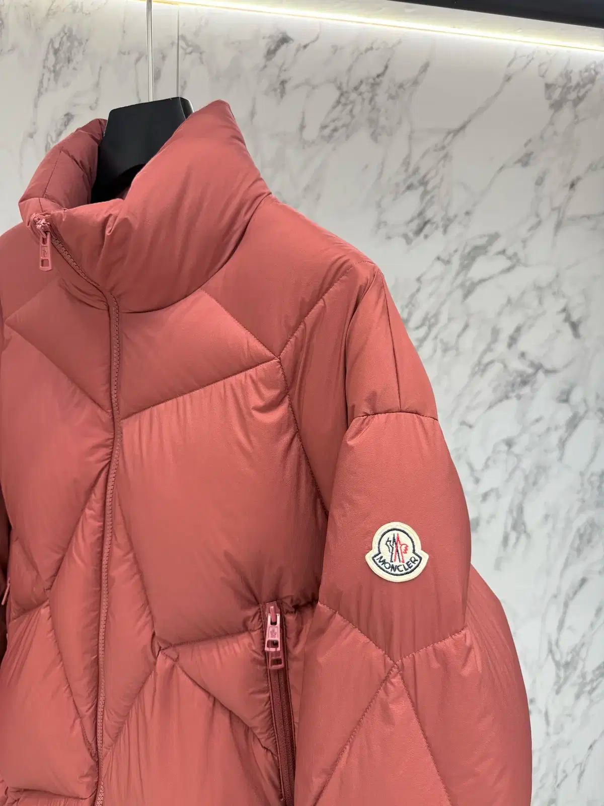 MONCLER(モンクレール) メンズ 冬 カジュアル ロゴ 赤 ダウン