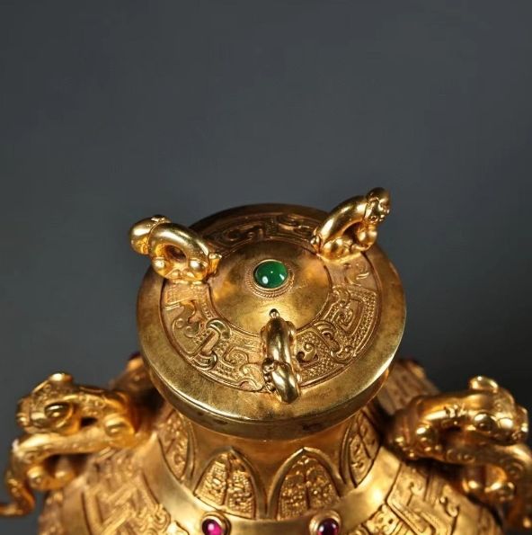 中国古美術・銅製の高浮き彫り鎏金宝石を嵌め缶・茶道具・置物・文房具・案頭・純銅 中国古美術・銅製の高浮き彫り鎏金宝石を嵌め缶・茶道具・置物