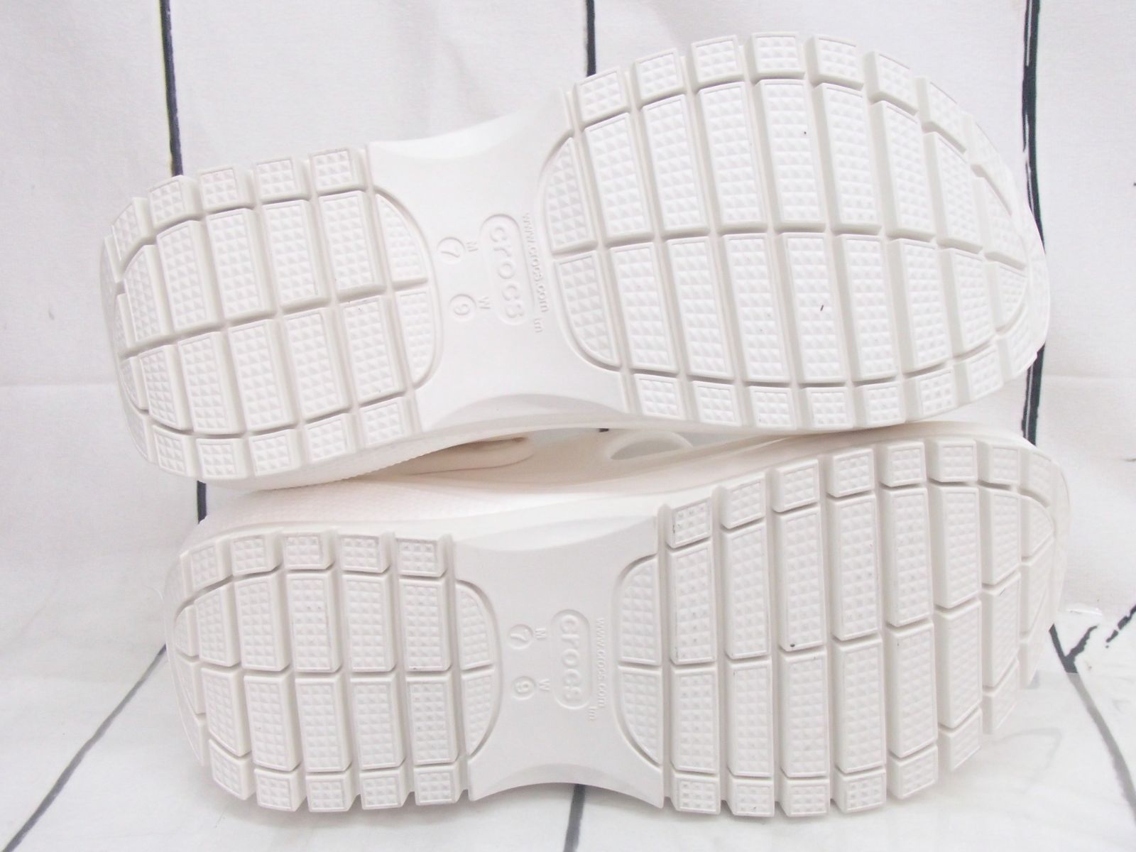 展示品【クロックス】207989-100 クラシック メガクラッシュ サンダル