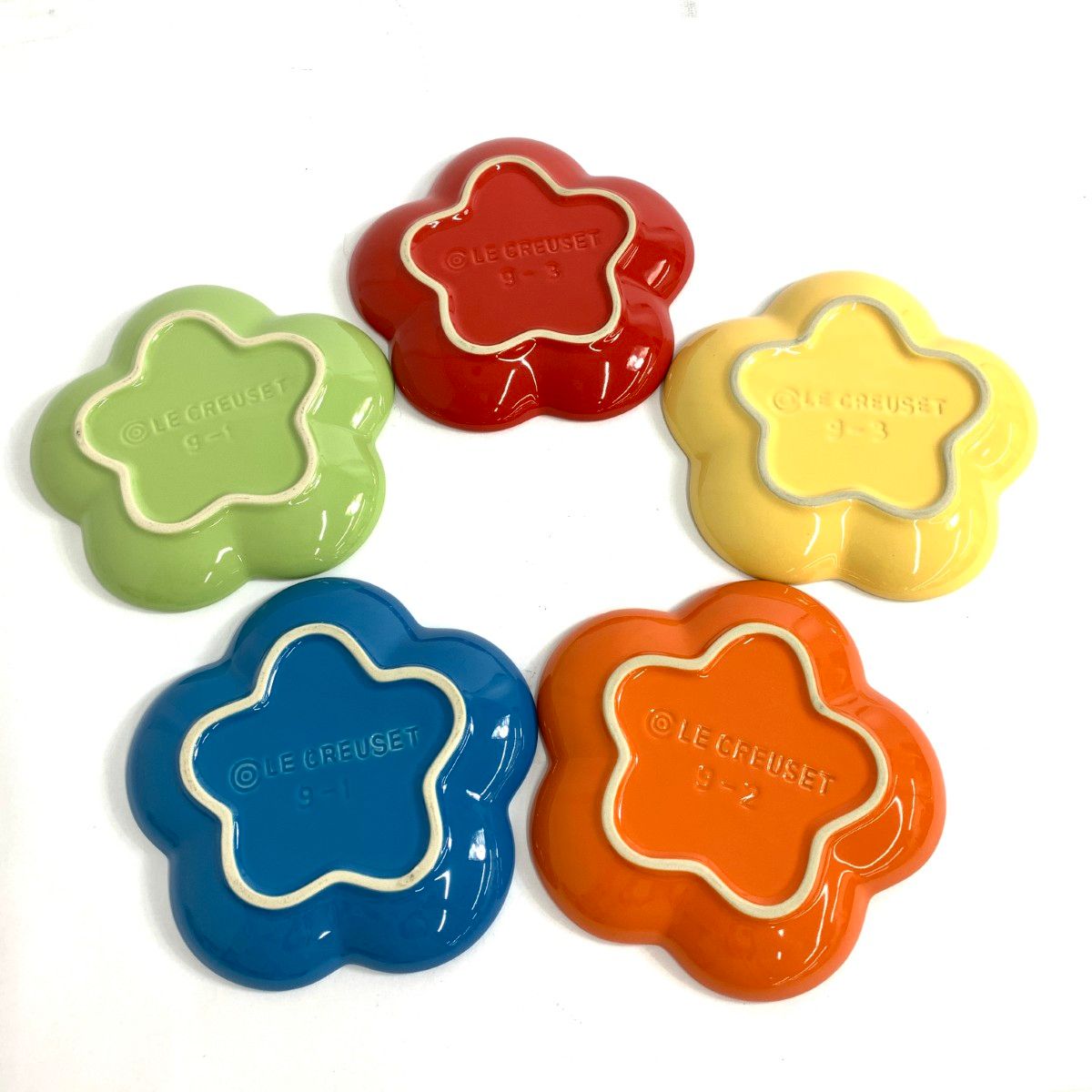 ル・クルーゼ　フラワープレート５枚セット　中古品物　色違いセット Amazon｜ル・クルーゼ(Le Creuset) 皿 深皿 フラワー