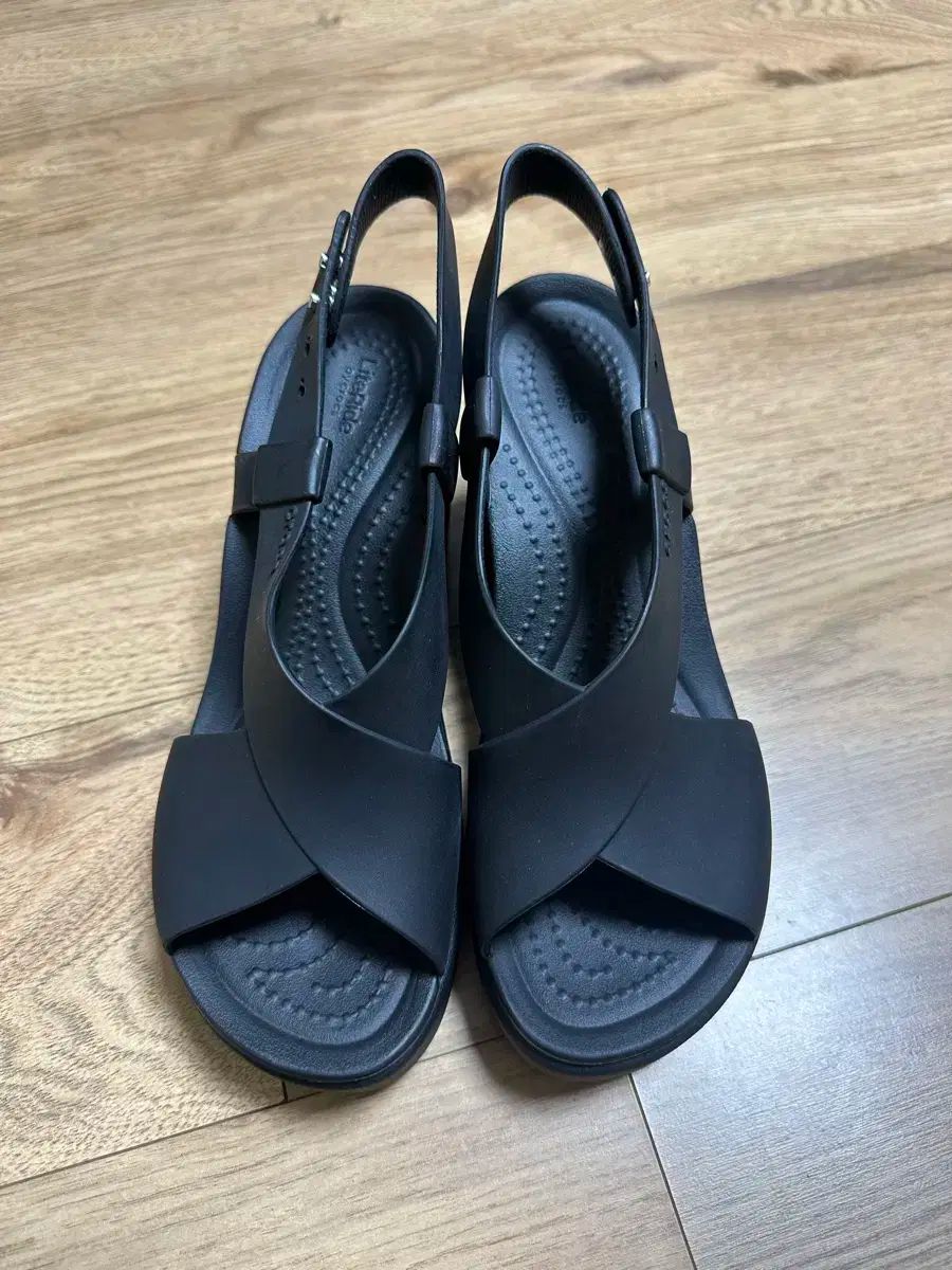 crocs クロックス ハイウェッジ w5 w6 それを身に着けている人 正しいようです