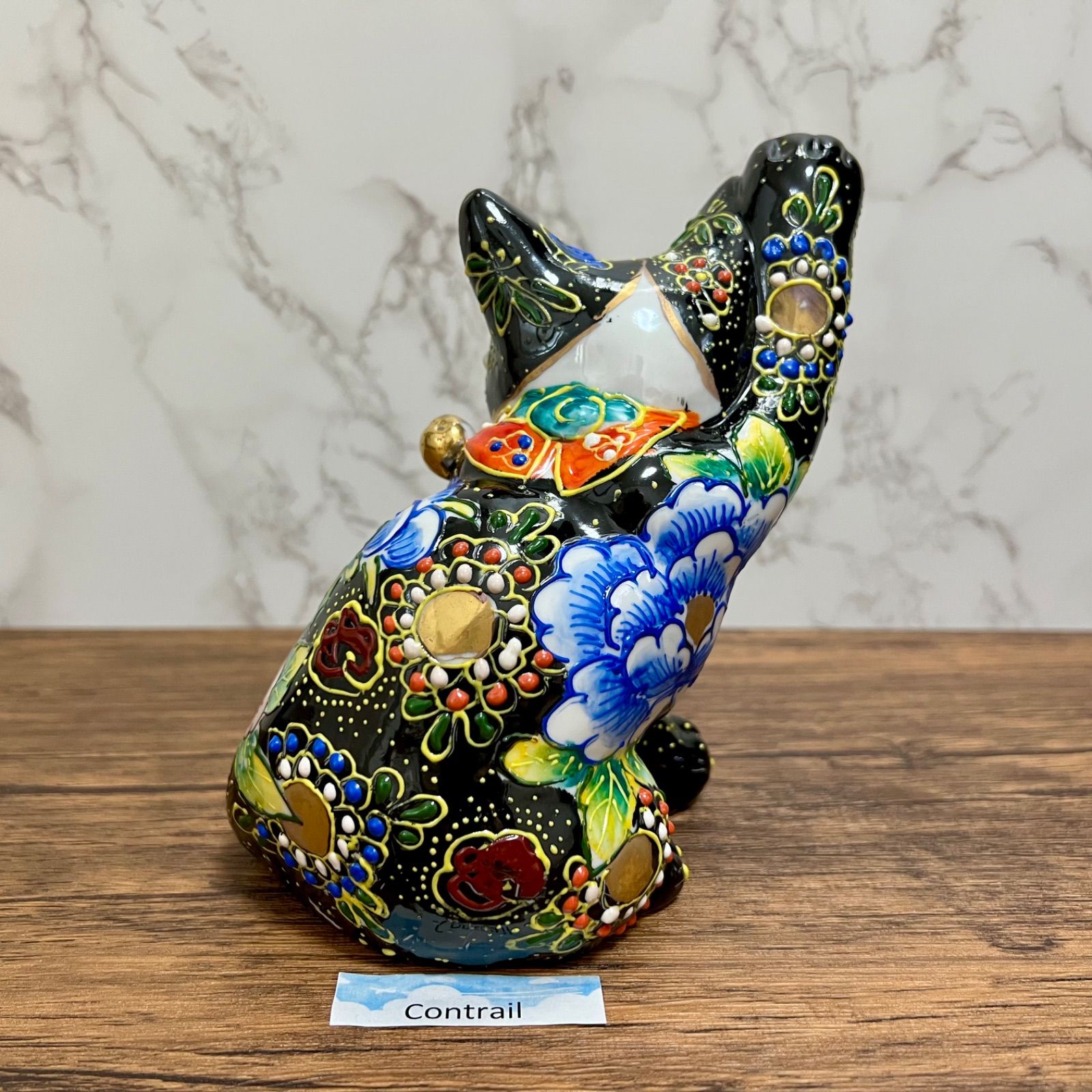 九谷焼】横座り 招き猫 黒盛 花と蝶 5.5号 縁起物 置物 右手 金運