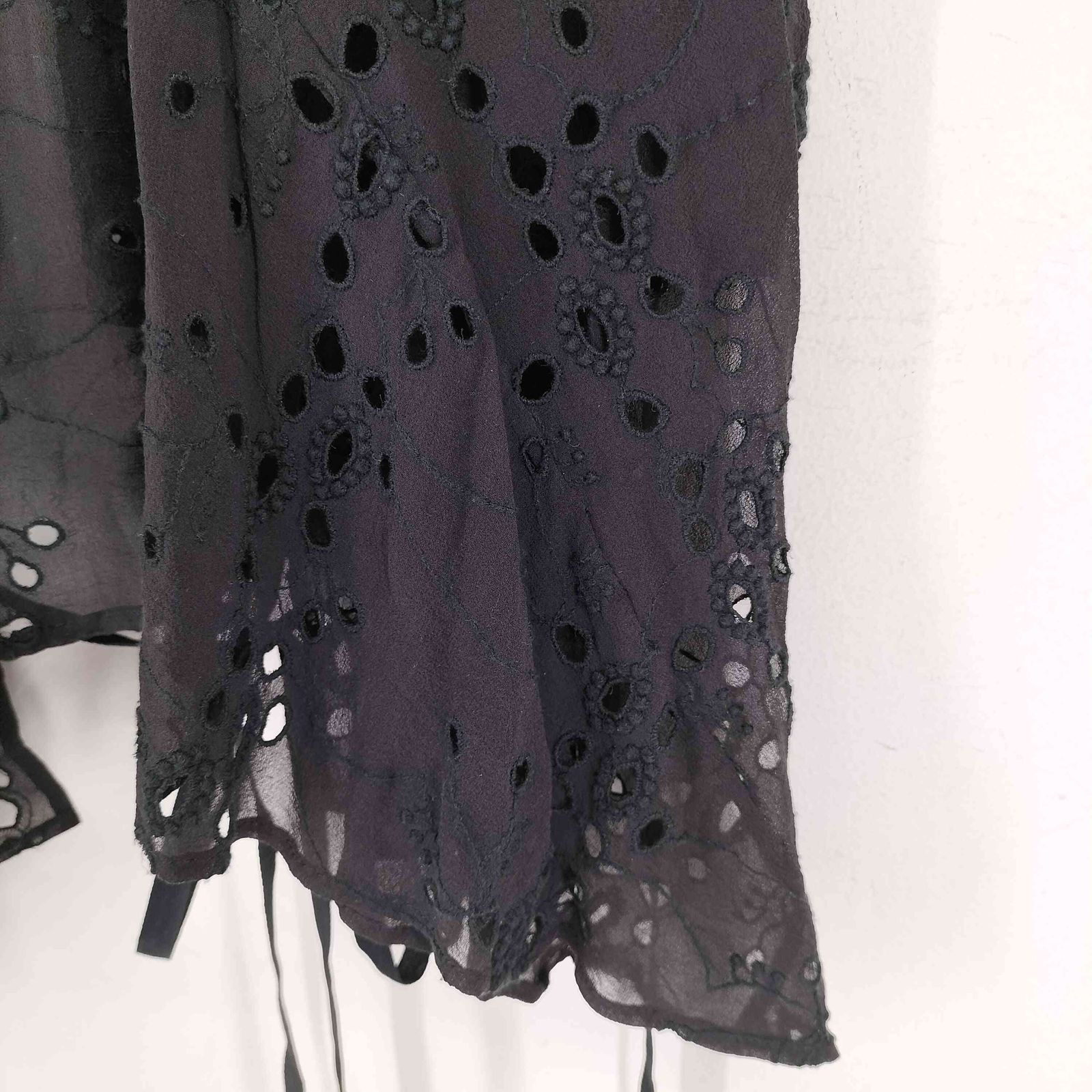 Lisiere(リジェール) シルク100 カットワークジレ レディース 表記無  中古 古着 1250 リジェール Lisiere シルク100 カットワークジレ レディース