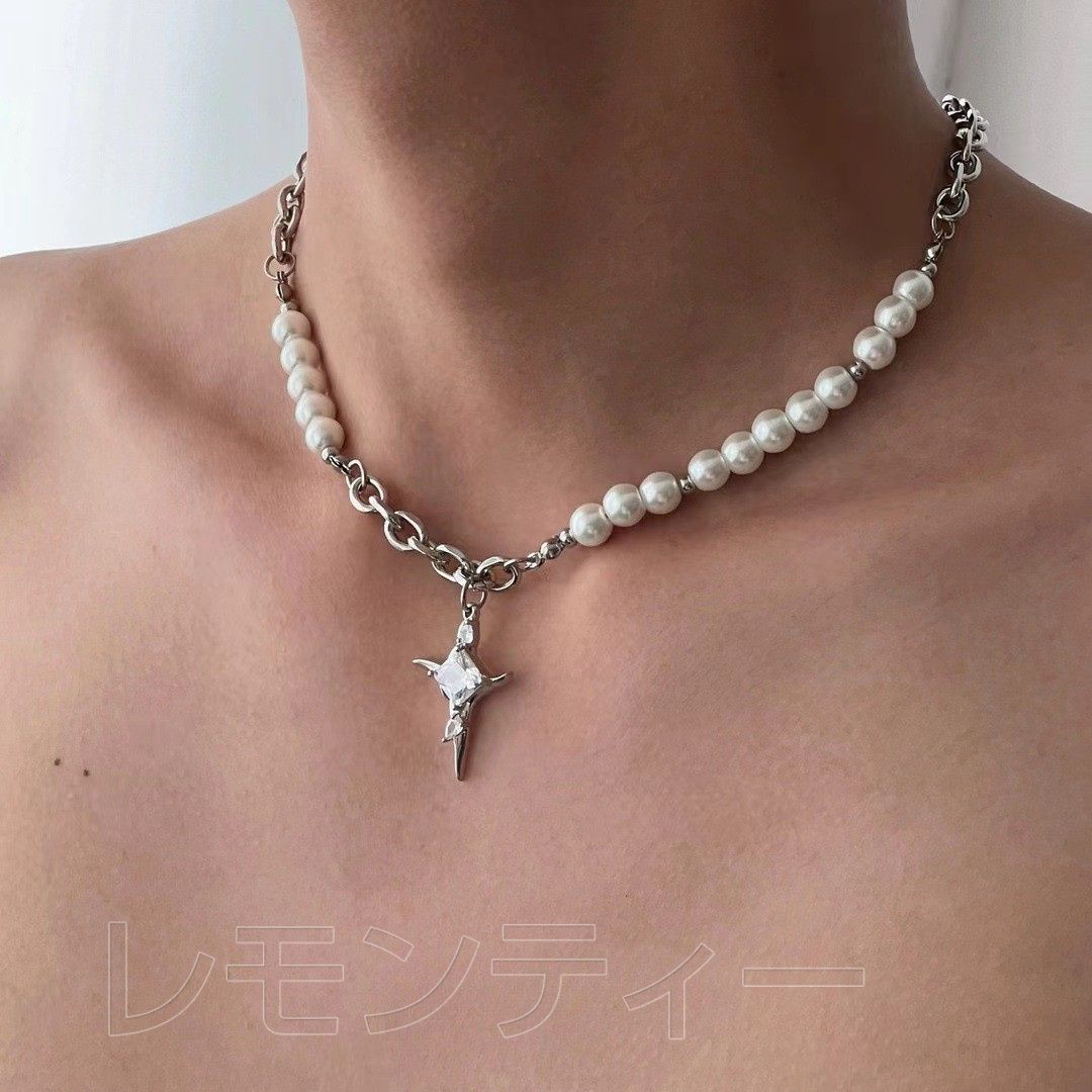 アバンギャルドスタイルのネックレス。 アバンギャルドスタイルのネックレス。