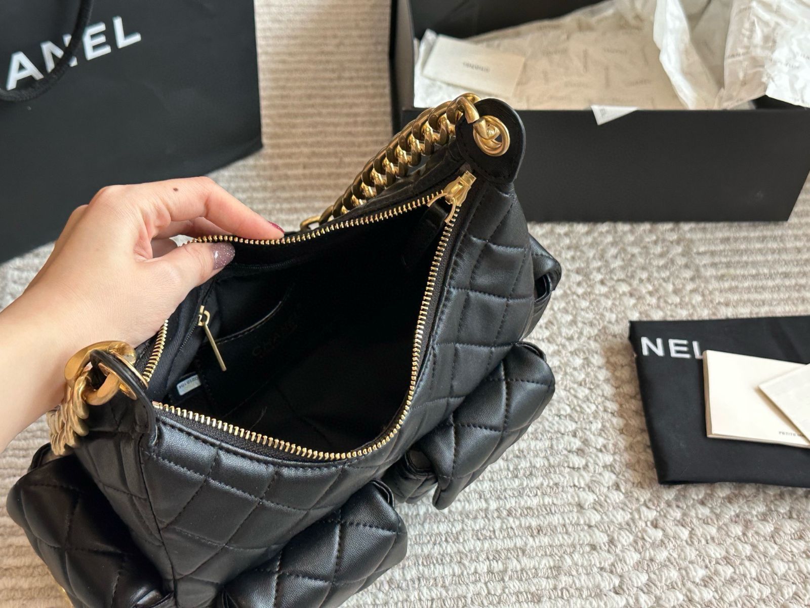 【コーデを格上げ♪】CHANEL ワイドストラップ ボウリングバッグ コーデを格上げ♪】CHANEL ワイドストラップ ボウリングバッグ