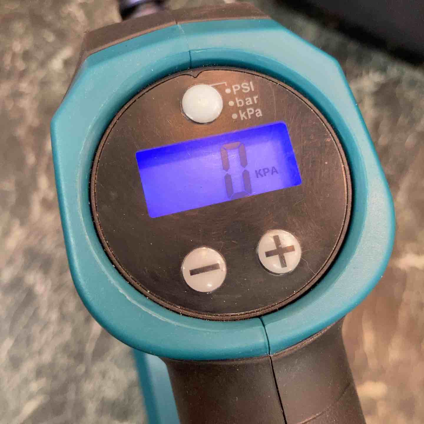 makita コードレス空気入れ