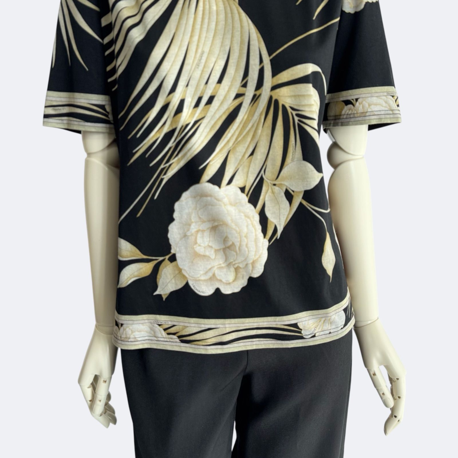 美品✨レオナール 半袖 Tシャツ 花柄 黒 コットン 綿 人気デザイン 美品】LEONARD レオナール 花柄 半袖Tシャツ 40サイズ 綿 未使用