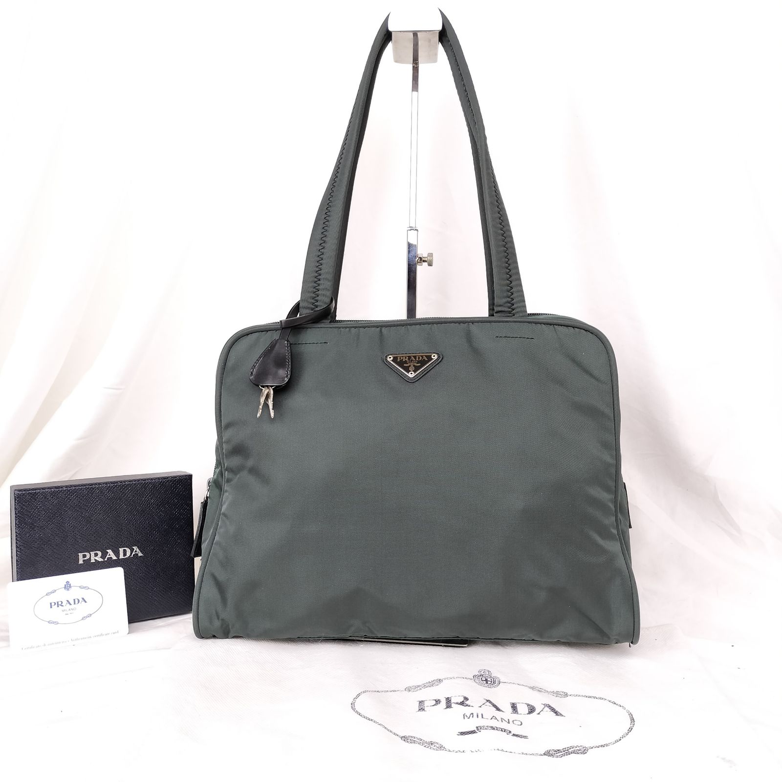 【美品】プラダ ハンドバッグ ボストンバッグ ナイロン ブラック 黒 三角 鍵 美品 PRADA プラダ ボストンバッグ ハンドバッグ 三角ロゴ