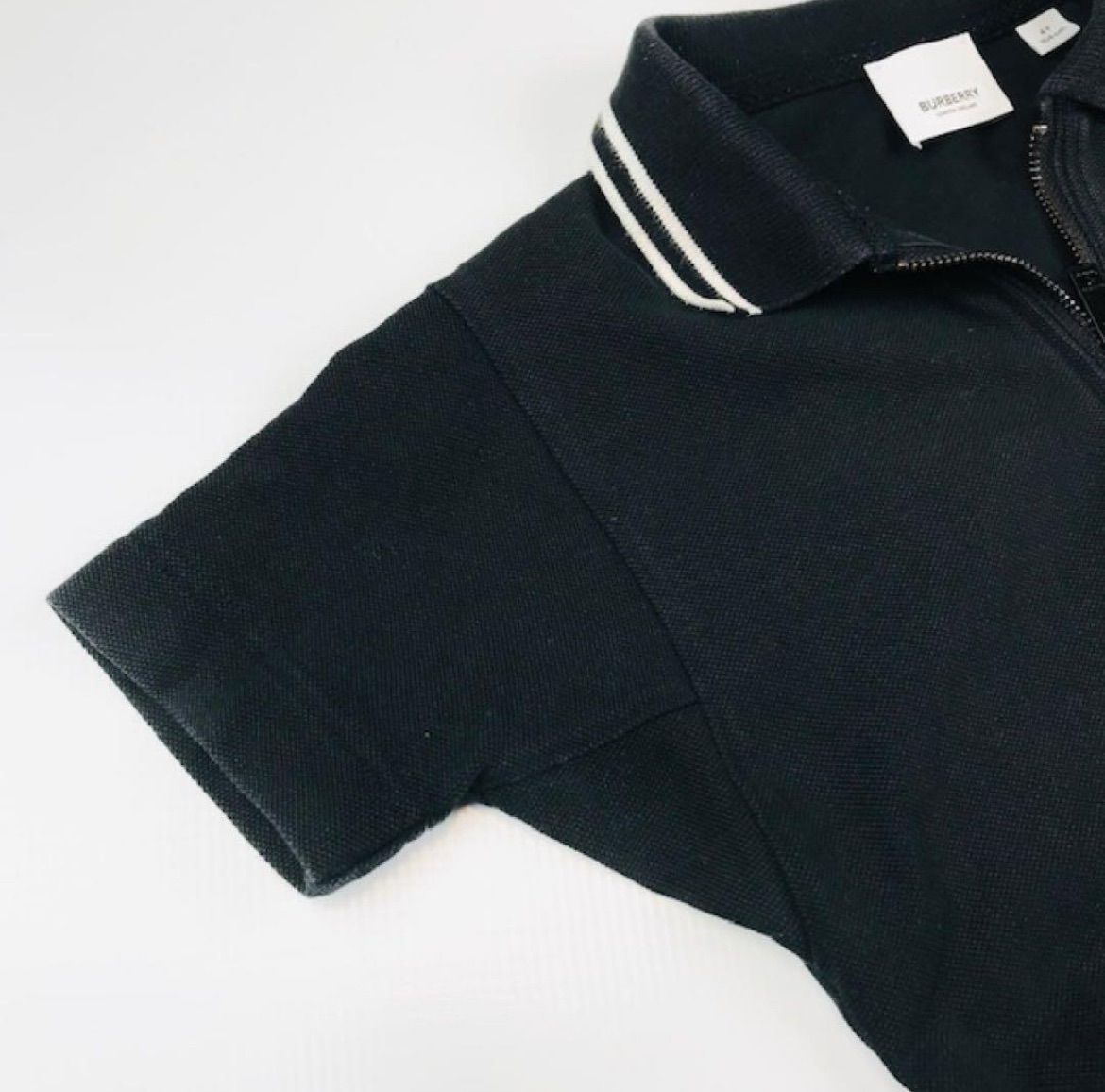 ブランドロゴ刺繍ポケット付き