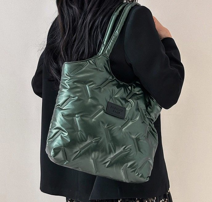 中綿入りナイロントートバッグ大容量鞄軽量 ナイロンバッグレディース 大人可愛い 秋冬肩掛けバッグ ボリュームかばん a4 ママバッグ 通勤通学 韓国風鞄 英字ロゴ 大きめバッグ 無地 おしゃれトート旅行 手提げバッグ大きめ
