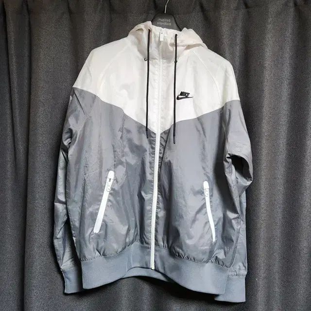 M Nike(ナイキ） ウインドランナー フード付き ジップアップパーカー グレー ウインドブレーカー ＃ HF