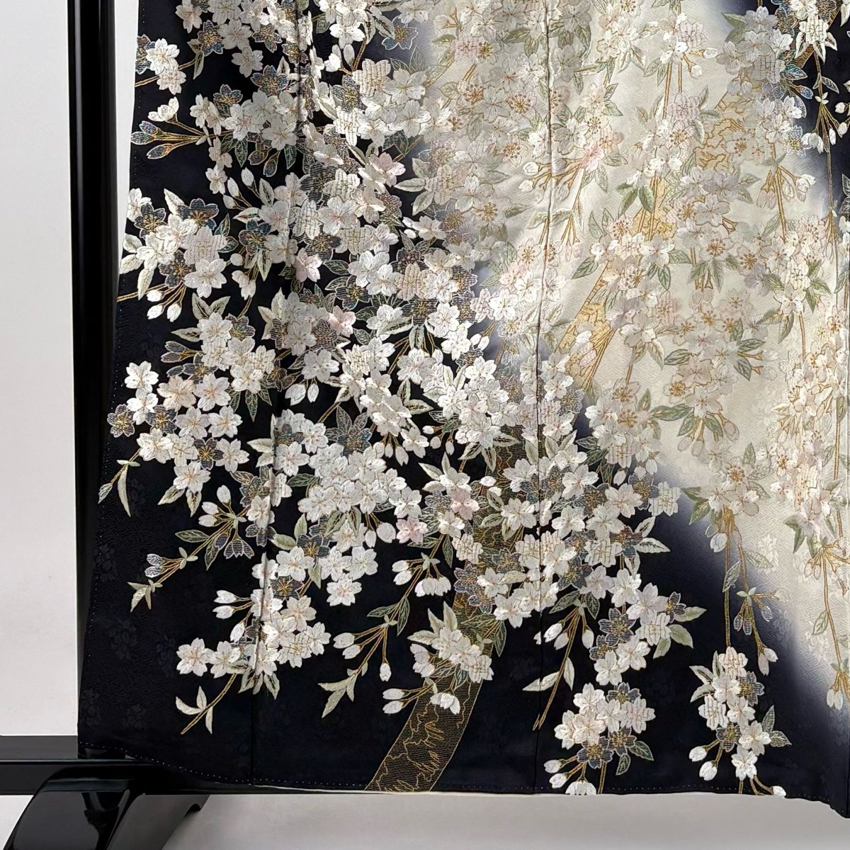 平和屋着物○訪問着 舞桜シルエット 兎 鬼しぼ縮緬 金彩 正絹 逸品