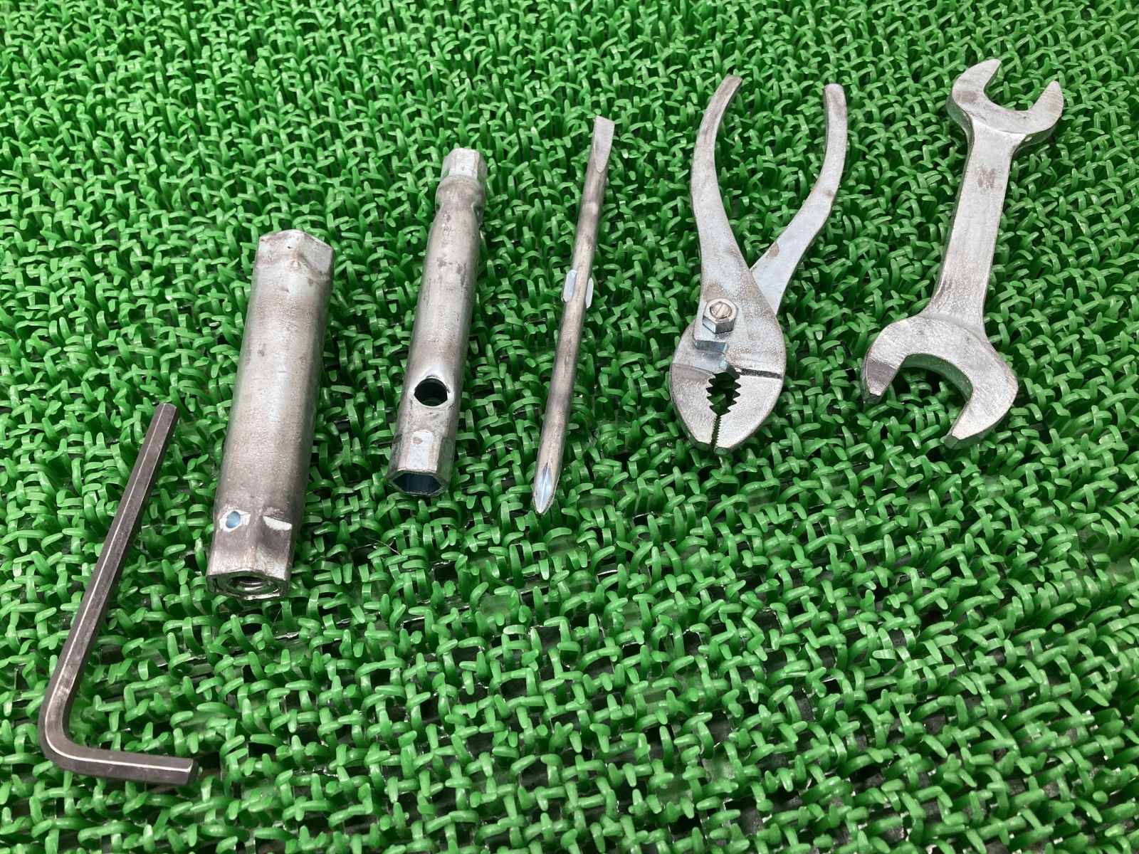 たぬぽんKLX125 Dトラッカー125 カワサキ純正リアポーチと工具 たぬぽん様専用KLX125 Dトラッカー125 カワサキ純正リアポーチと