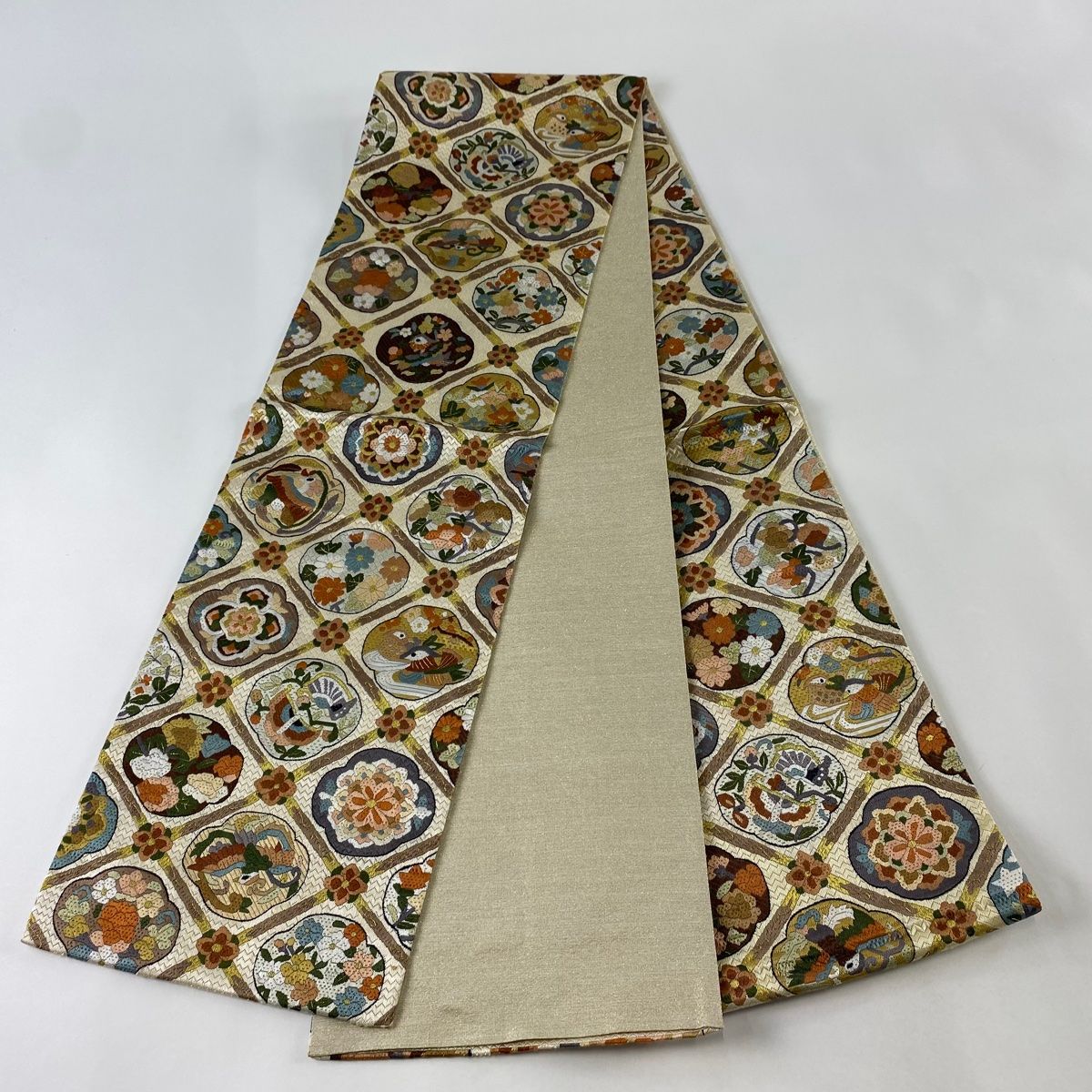 【未使用品】袋帯　相良刺繍　天井格　花鳥　六通 袋帯 逸品 格天井 花鳥 金糸 絽刺し クリーム 全通 正絹 【中古