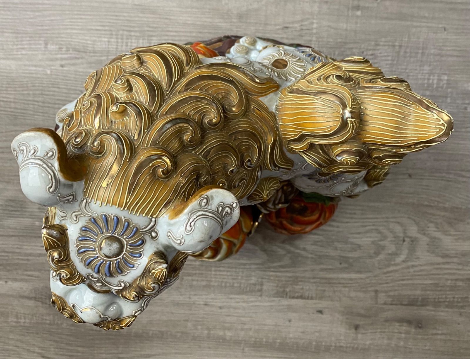 九谷焼 獅子 兜 縁起物 置物 陶器 骨董品 時代物 アンティーク 古民家 白獅子 金彩 九谷焼？ 置物 縁起物 魔除け 陶器 高さ約35cm