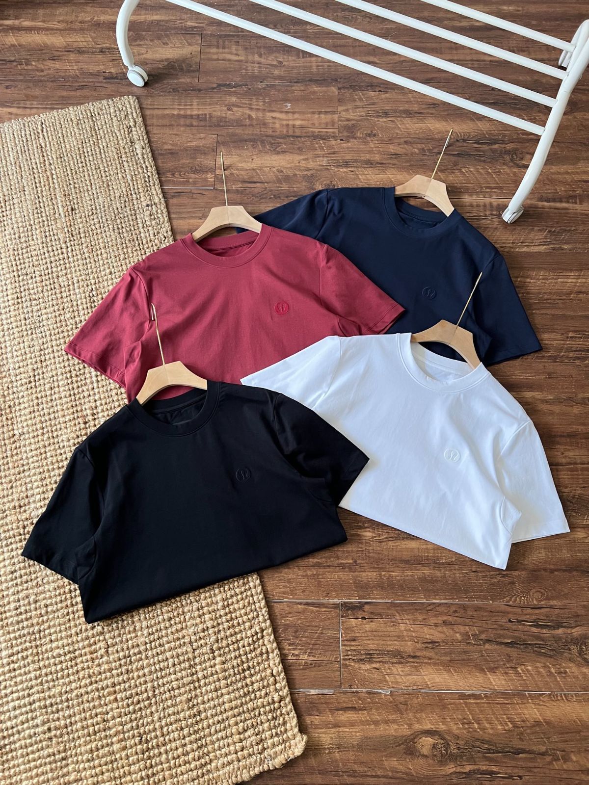 無地刺繍スモールレーベル クルーネックTシャツ