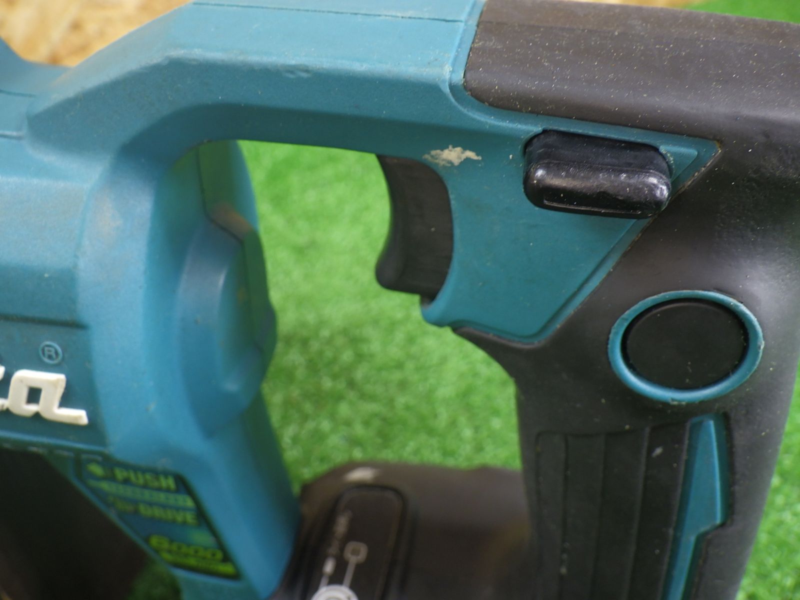 動き少し固い！ 石膏ボードの貼り付け作業に！マキタ 充電式スクリュードライバー FS600D 本体 品