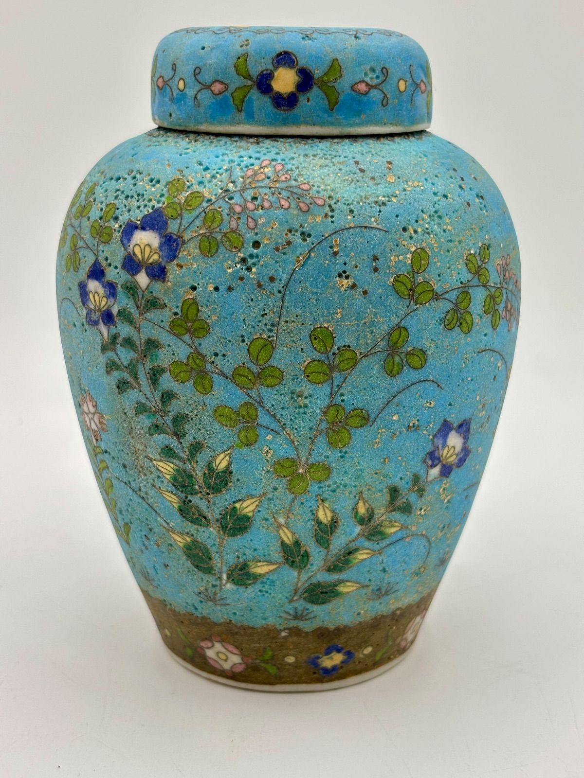紺色 陶器製 花瓶 蝶と花の装飾 紺色 陶器製 花瓶 蝶と花の装飾